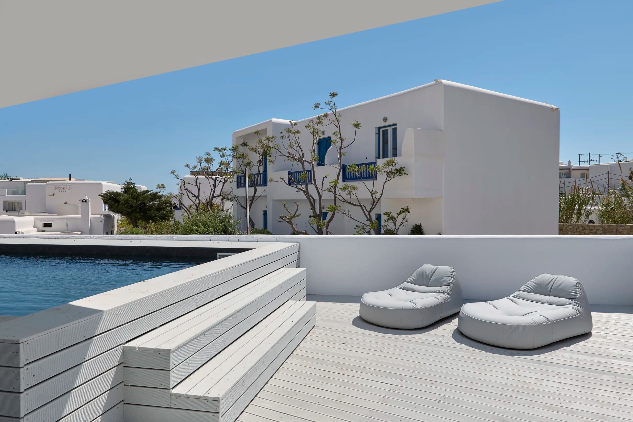 Η πισίνα του Amaya με ξαπλώστρες στην ξύλινη βεράντα